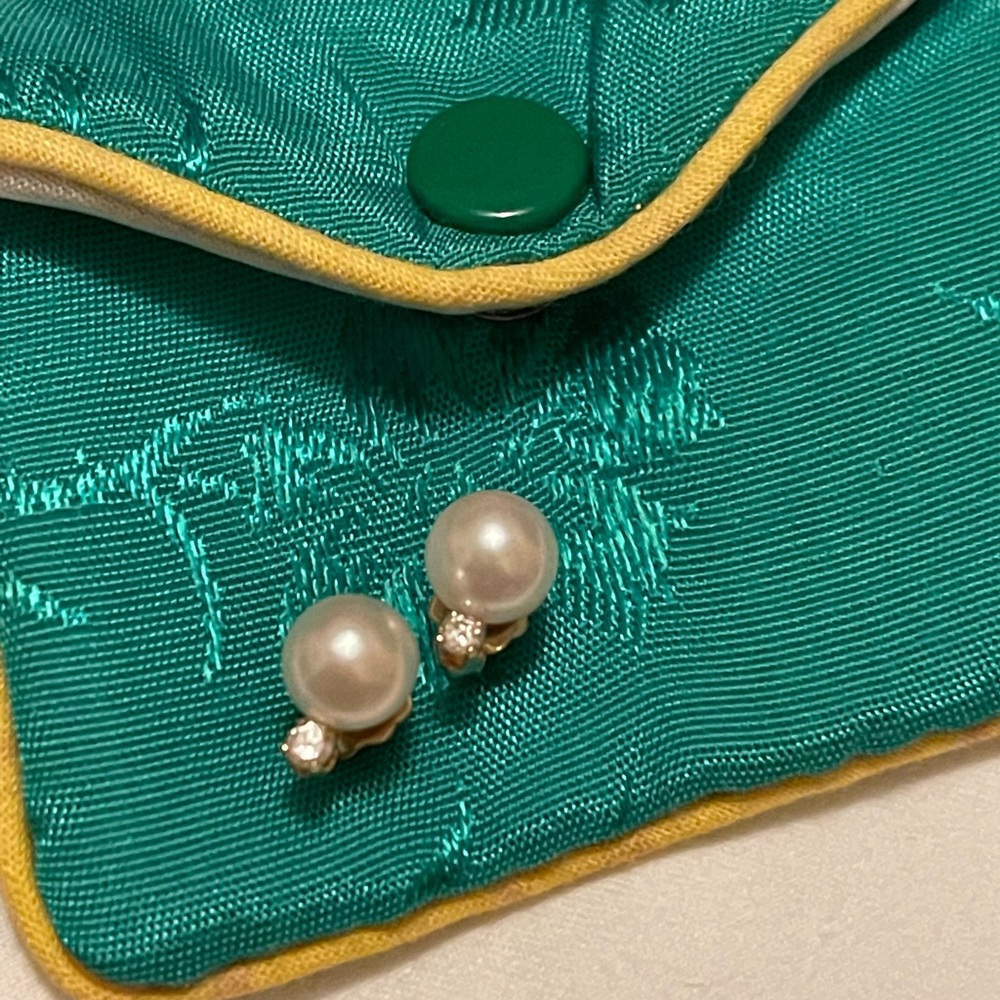 White pearl earrings in 18k gold with diamonds